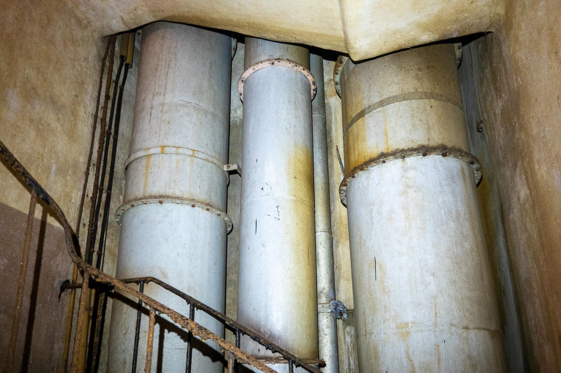 Ligne Maginot - BOUSSE - A24 - (Ouvrage d'infanterie) - Bloc 2
Tuyaux d'aération dans la cage d'escalier - Michel Teiten