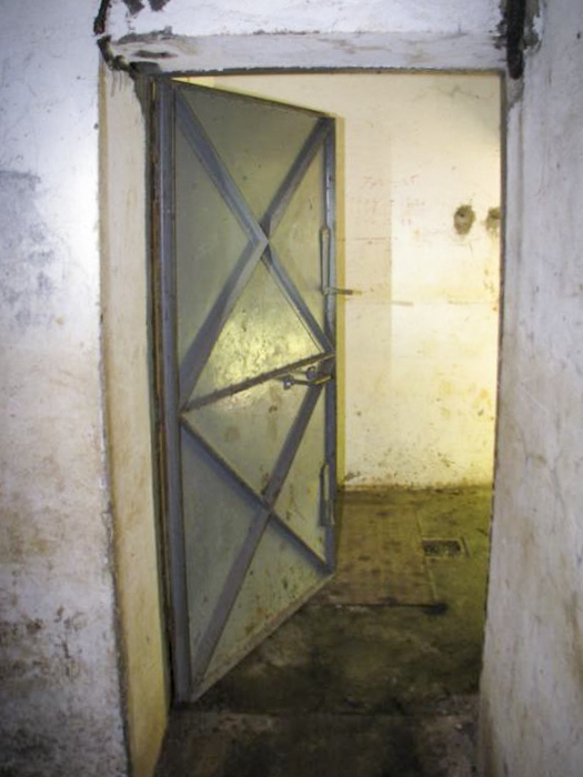 Ligne Maginot - GROS BOIS - X1 (QUARTIER LUDELANGE - I/128°RIF) - (Abri) - L'entrée de l'abri
Noter la trappe au sol donnant dans la réserve à charbon - Antoine SCHOEN