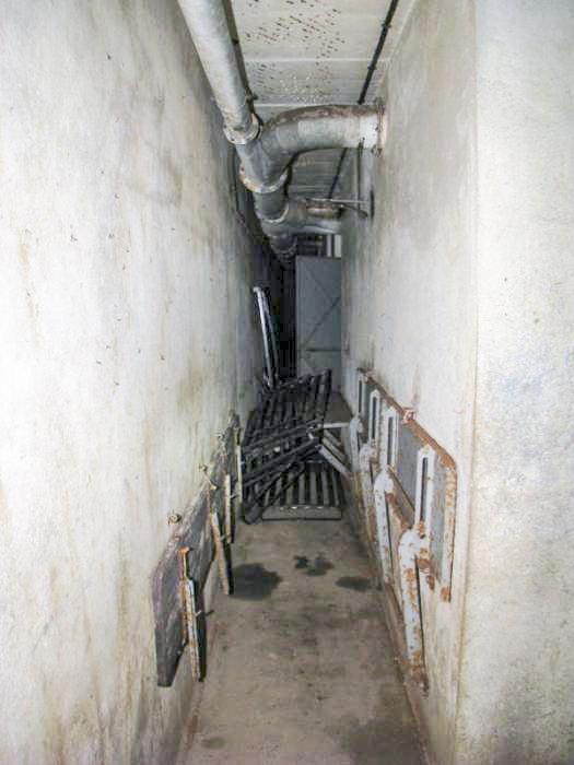 Ligne Maginot - GROS BOIS - X1 (QUARTIER LUDELANGE - I/128°RIF) - (Abri) - Le couloir du fond, servant de réfectoire - Antoine SCHOEN