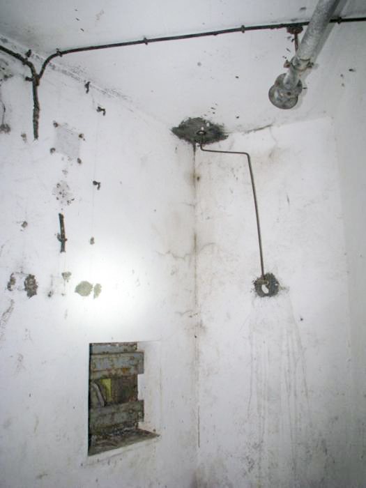 Ligne Maginot - GROS BOIS - X1 (QUARTIER LUDELANGE - I/128°RIF) - (Abri) - La caponnière gauche, niveau inférieur, avec l'entrée du câble de TSF. - Antoine SCHOEN