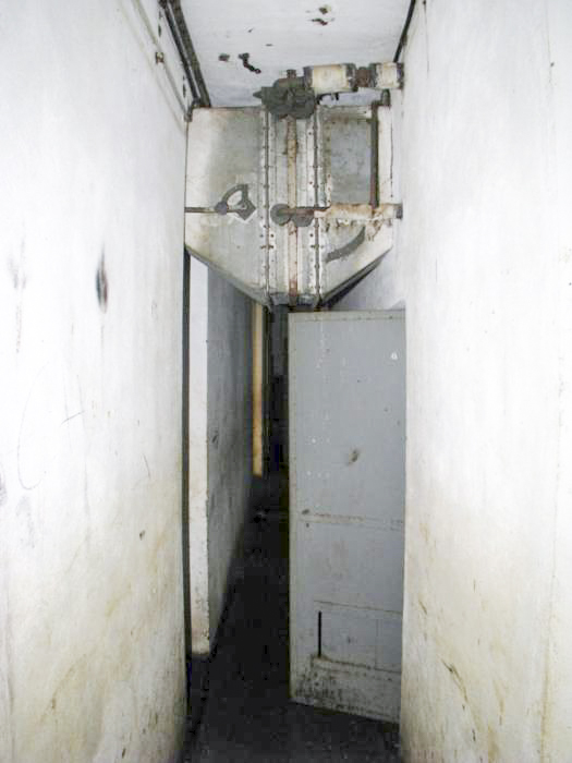 Ligne Maginot - GROS BOIS - X1 (QUARTIER LUDELANGE - I/128°RIF) - (Abri) - L'aérotherme
Cet équipement est un échangeur de chaleur placé sur la gaine d'arrivée d'air de l'abri et alimenté en vapeur basse pression par la chaudière au charbon installée dans la cuisine. Il est destiné au réchauffement de lair renouvelé dans l'abri - Antoine SCHOEN