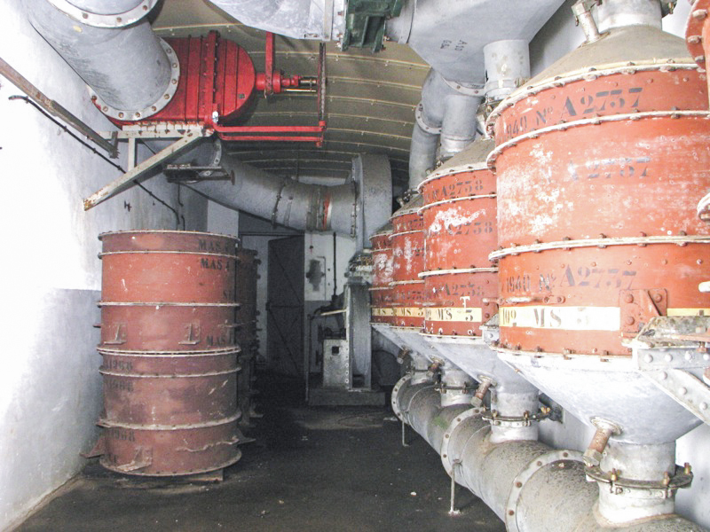 Ligne Maginot - GROS BOIS - X1 (QUARTIER LUDELANGE - I/128°RIF) - (Abri) - Le local de ventilation
Vue sur les filtres à papier et charbon utilisés pour nettoyer l'air extérieur en cas d'attaque par gaz. - Antoine SCHOEN