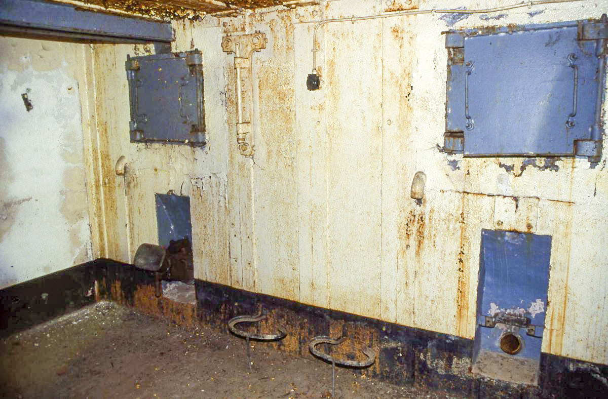 Ligne Maginot - BOIS DE KANFEN OUEST - C42 - (Casemate d'infanterie - Simple) - Chambre de tir avec deux créneaux. 
Le créneau de gauche est doté d'un bi-rail supportant le canon de 37 qui pouvait être échangé avec un jumelage de mitrailleuses Reibel. Le créneau de droite était doté d'un jumelage de mitrailleuses Reibel - Valentin Hemmert