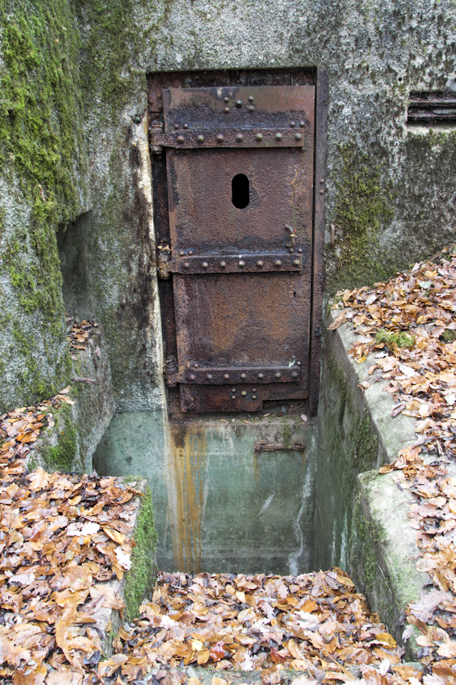 Ligne Maginot - BOIS DE KANFEN EST - C43 - (Casemate d'infanterie) - Entrée de la casemate. 
Noter que le fossé diamant ne court pas le long de la casemate mais couvre seulement l'espace devant la porte. - Michel Teiten