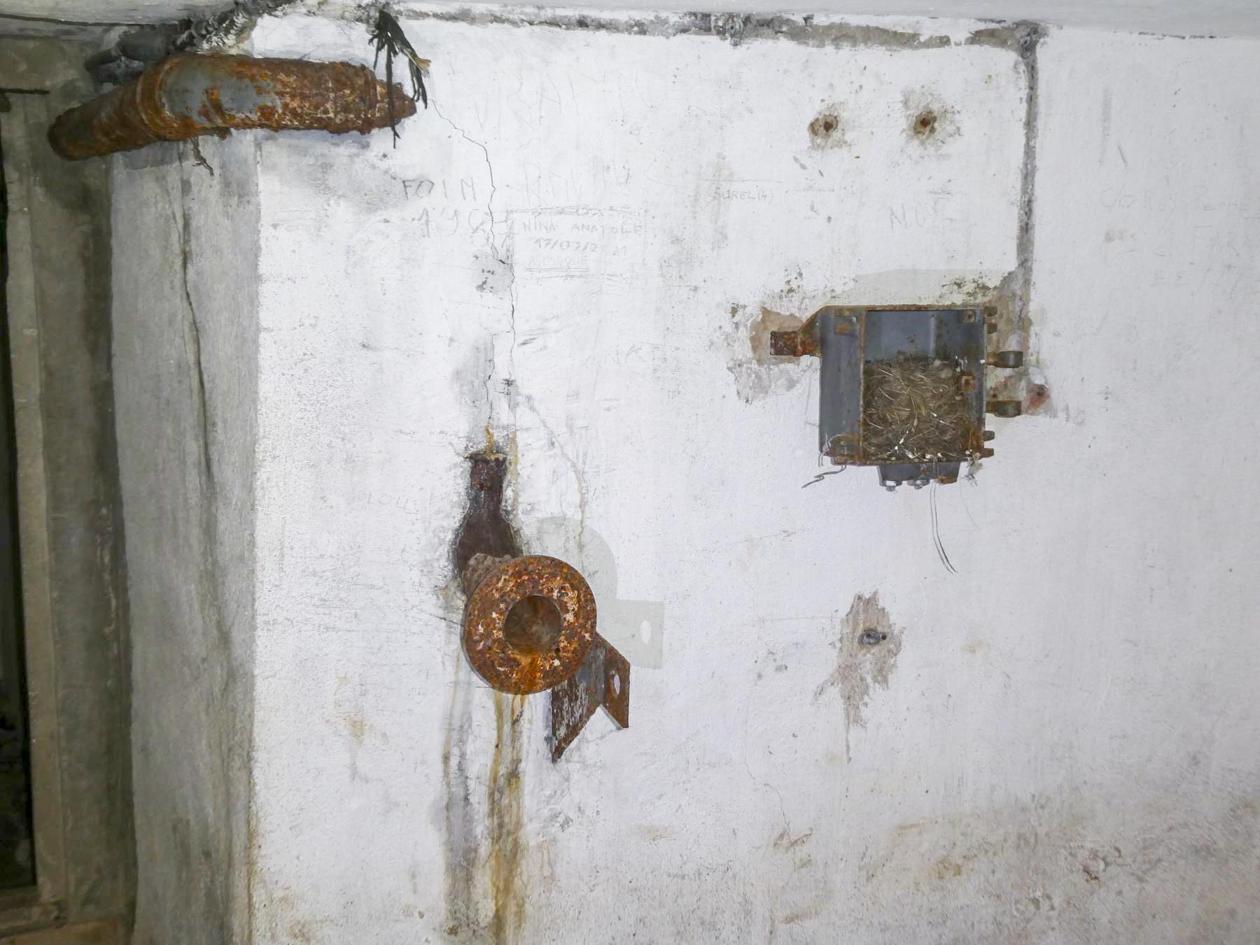 Ligne Maginot - SELOGES - (Ouvrage d'infanterie) - Bloc d'entrée
Tuyau de prise d'air et appareil téléphonique étanche - ELLENA Daniel - CUNY Philippe