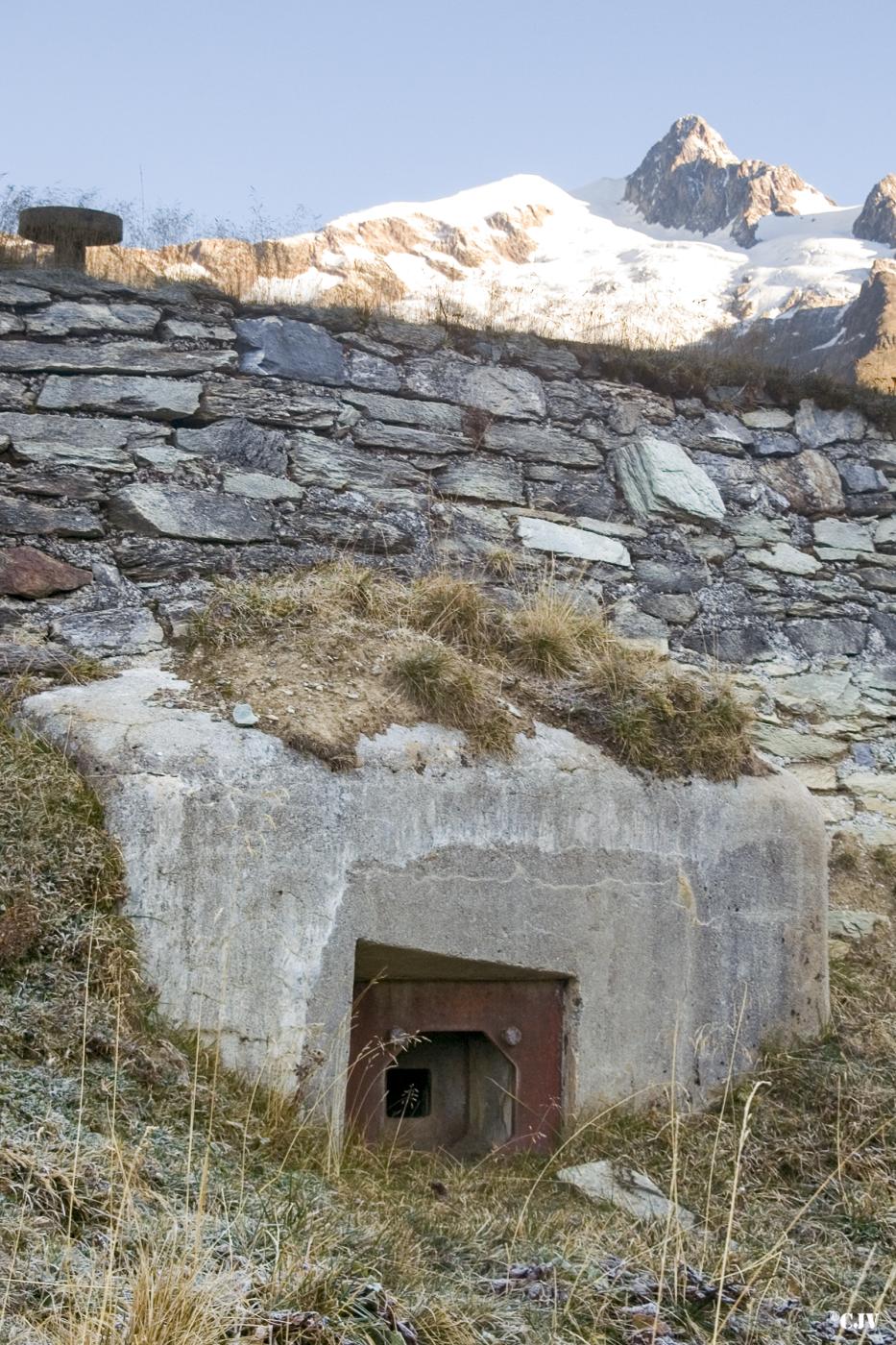 Ligne Maginot - SELOGES - (Ouvrage d'infanterie) - Bloc 1
Unique créneau pour FM du bloc couvrant les arrières de l'avant poste - Lia VERMEULEN