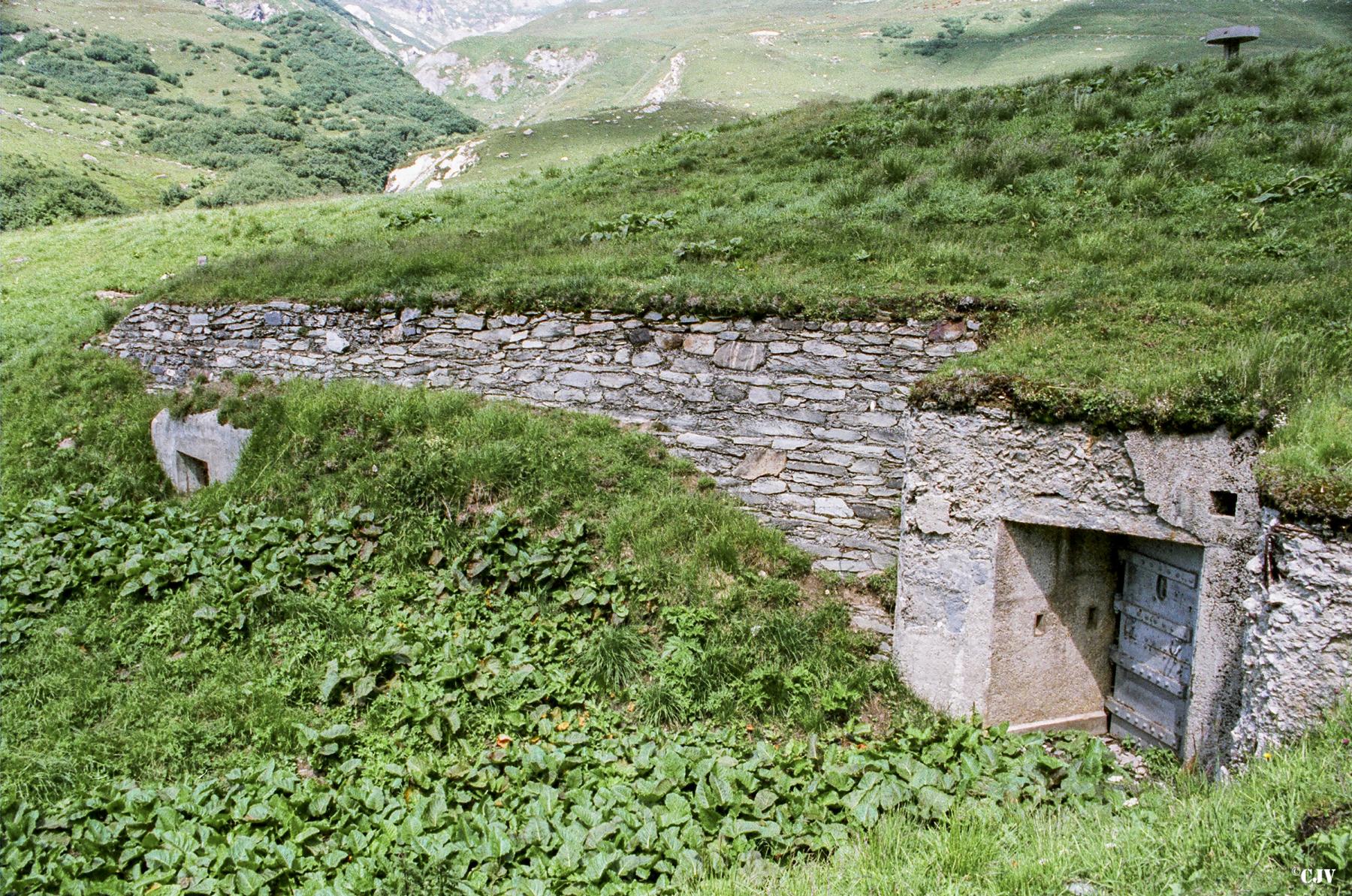 Ligne Maginot - SELOGES - (Ouvrage d'infanterie) - Bloc entrée
A gauche le bloc 1 - Lia VERMEULEN