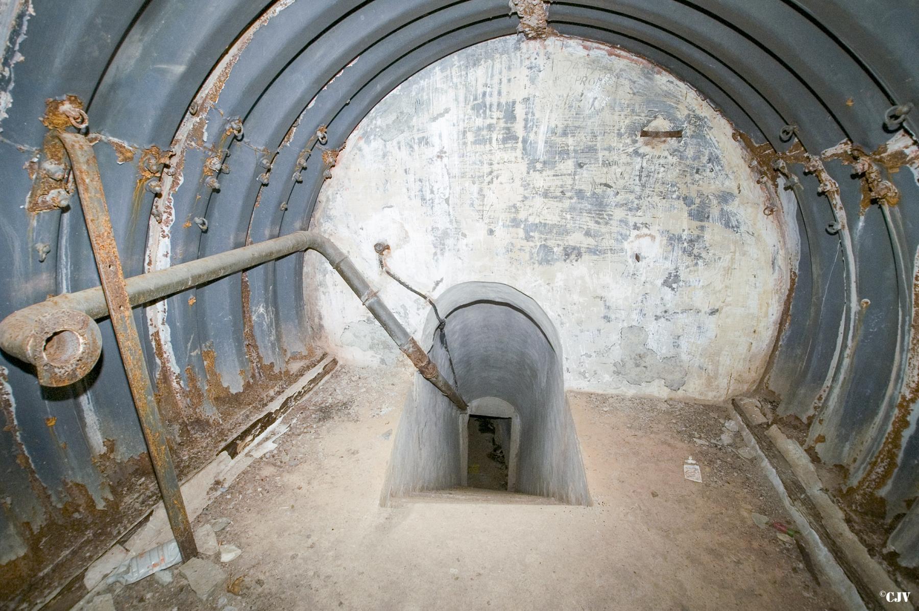 Ligne Maginot - SELOGES - (Ouvrage d'infanterie) - Bloc 4
le débouché de l'escalier dans le bloc
Tuyau d'amenée d'air et prise pour téléphone - Lia VERMEULEN