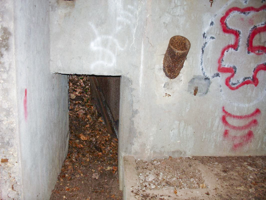 Ligne Maginot - HESTROFF NORD 3 - (Blockhaus pour canon) - Entrée des hommes et goulottes lance-grenade - Valentin Hemmert