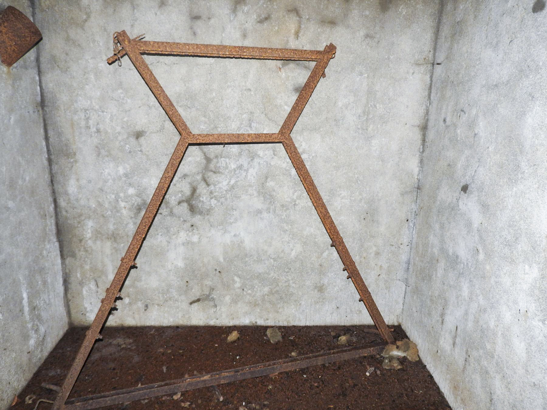 Ligne Maginot - VOR BERG - (Blockhaus pour arme infanterie) - Le support métallique qui était fixé sur la table en béton. - STENGER Mathieu