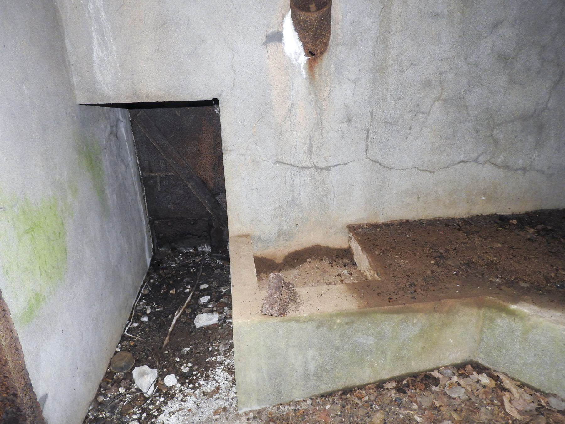 Ligne Maginot - VOR BERG 2 - (Blockhaus pour canon) - L'entrée pour les hommes et un des plot de bloquage du canon. - STENGER Mathieu