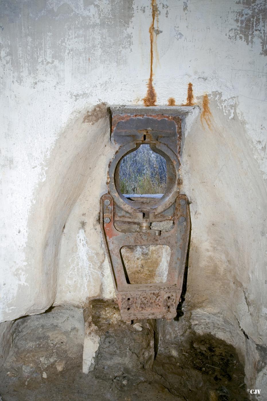 Ligne Maginot - SELOGES - (Ouvrage d'infanterie) - Bloc 6
Trémie C2R pour mitrailleuses Hotchkiss - Lia VERMEULEN