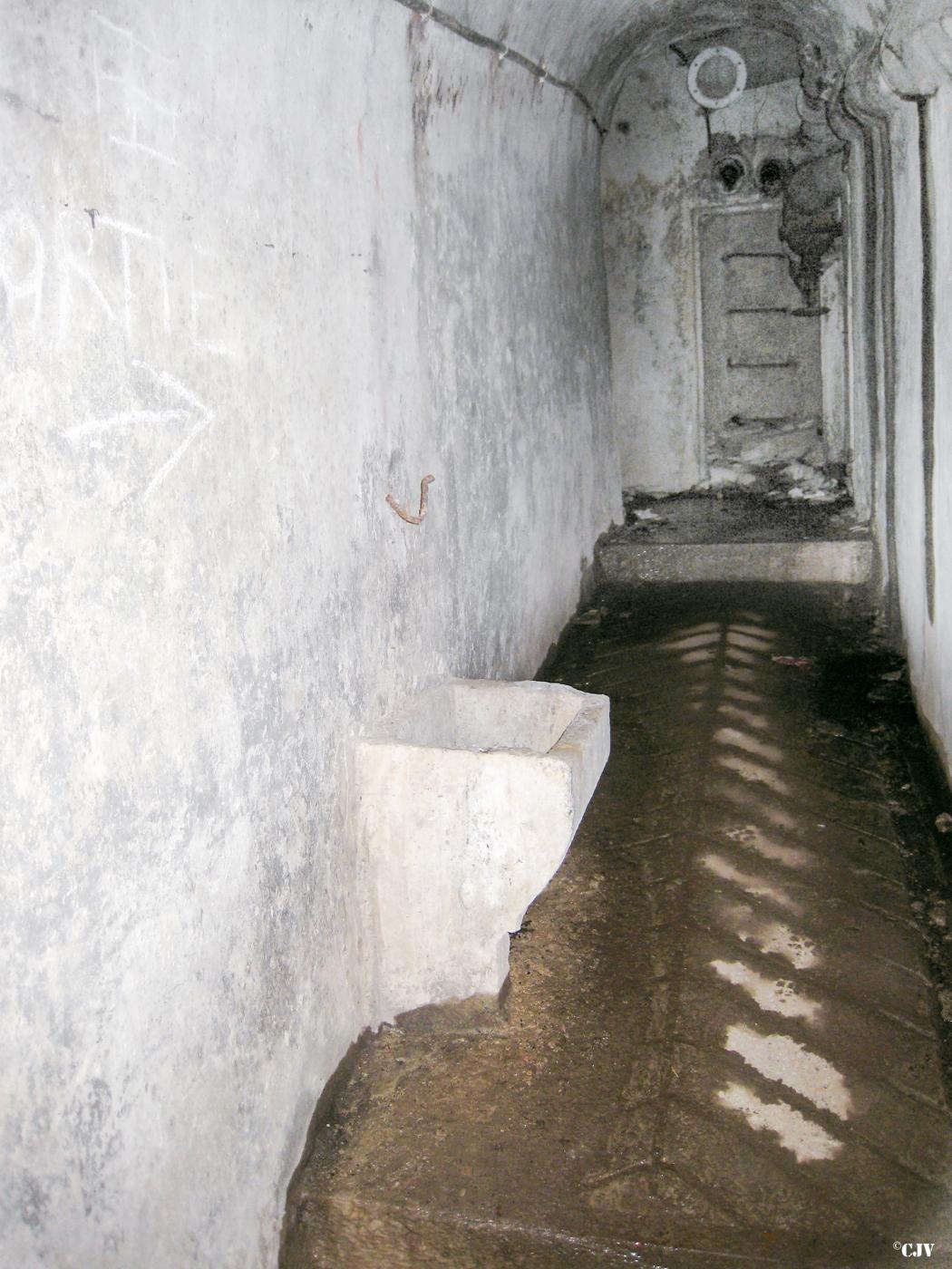 Ligne Maginot - SELOGES - (Ouvrage d'infanterie) - Bloc 8
Le bas du bloc
Puits d'accès vers le bloc - Lia VERMEULEN