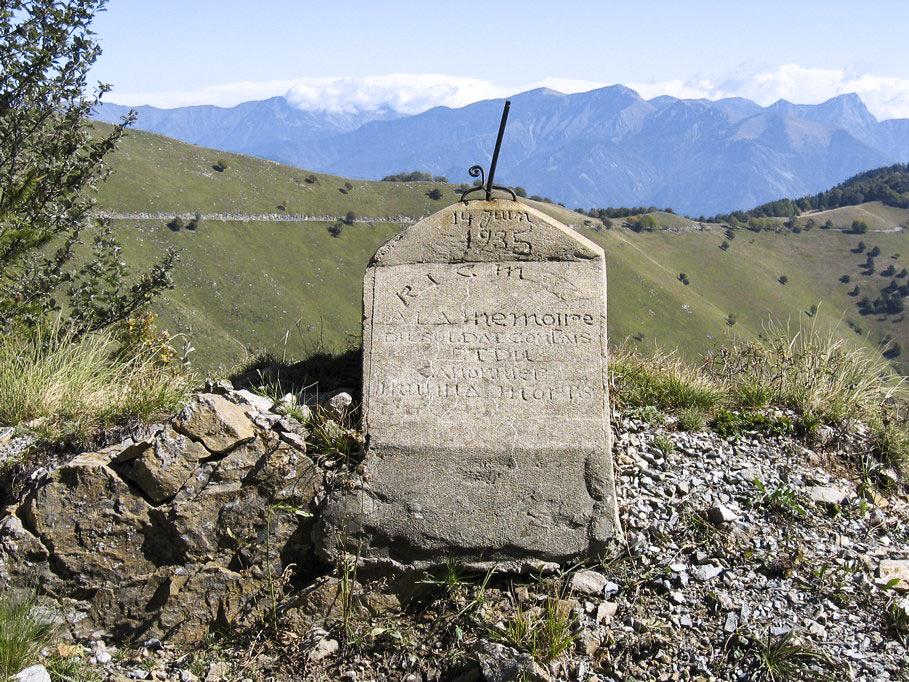 Ligne Maginot - LA BEOLE (BE) - (Ouvrage d'infanterie) - Stèle sur l'ancienne route militaire menant à l'ouvrage - FORNERIS Serge