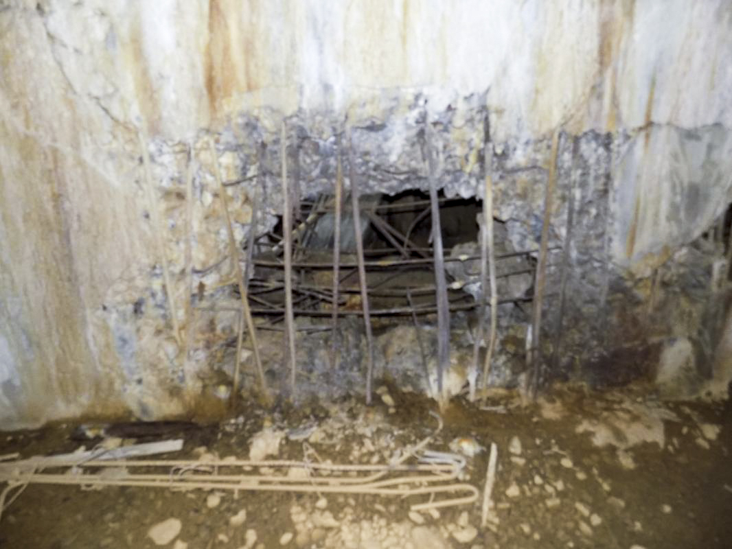 Ligne Maginot - A100 - LA CHAUSSEE - LE FAUNAN - (Blockhaus lourd type STG / STG-FCR - Double) - Dégâts du mur à coté de l'entrée AC - R Tucker