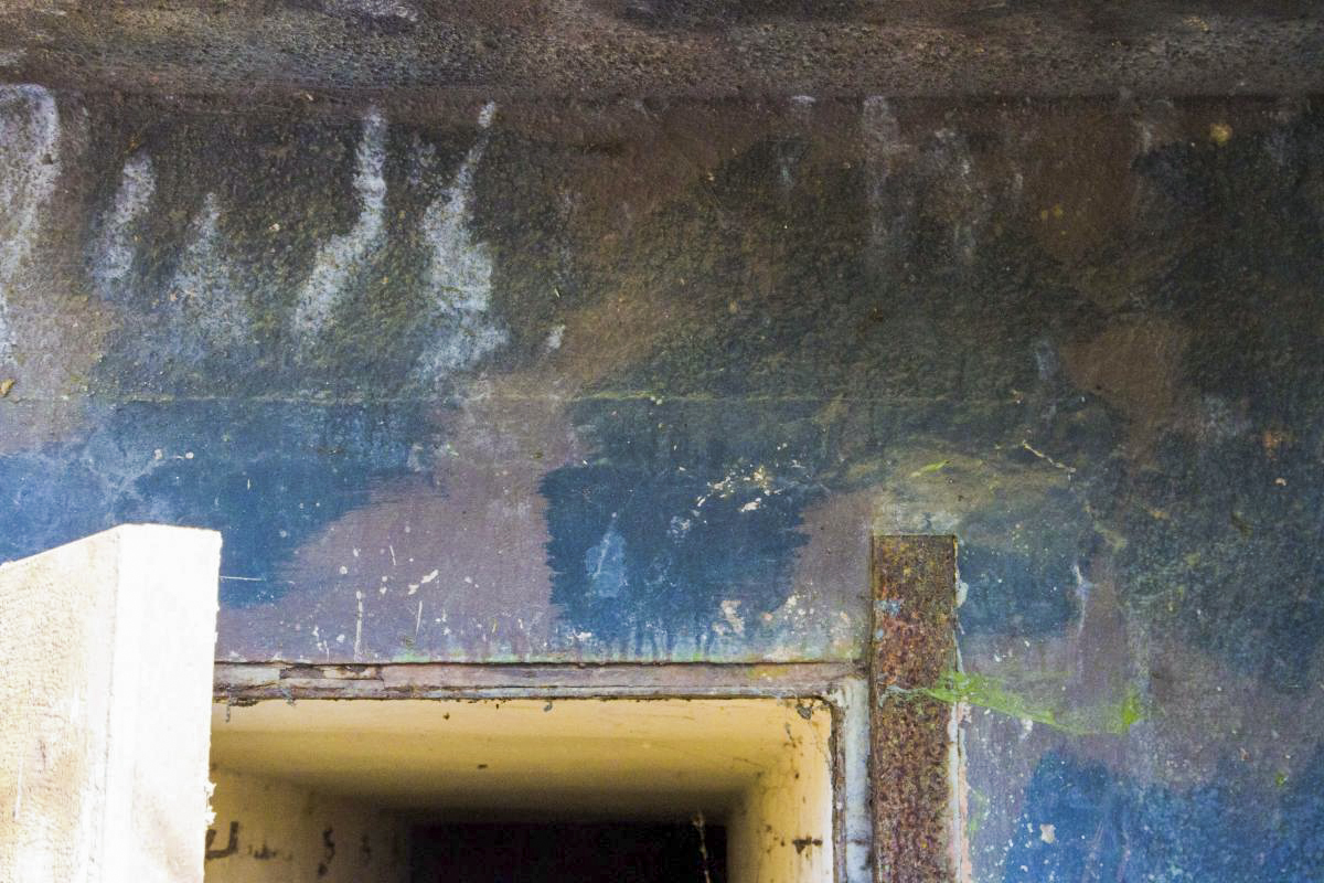 Ligne Maginot - METRICH NORD - C50 - (Casemate d'infanterie - Simple) - Traces de camouflage au-dessus de l'entrée - Michel Teiten