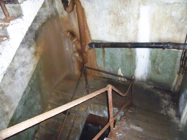 Ligne Maginot - KREKELBUSCH - X15 - (Abri) - Coffre sud
Le puits et les escaliers menant vers la partie souterraine de l'abri - GANDON D