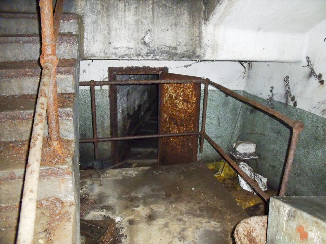 Ligne Maginot - KREKELBUSCH - X15 - (Abri) - Le bas du puits sud, 
Départ de l'égout visitable - GANDON D