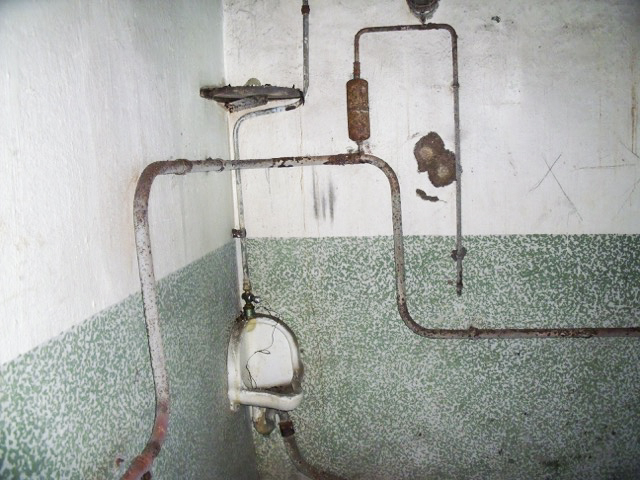 Ligne Maginot - KREKELBUSCH - X15 - (Abri) - Un urinoir et le tuyau du chauffage central - GANDON D