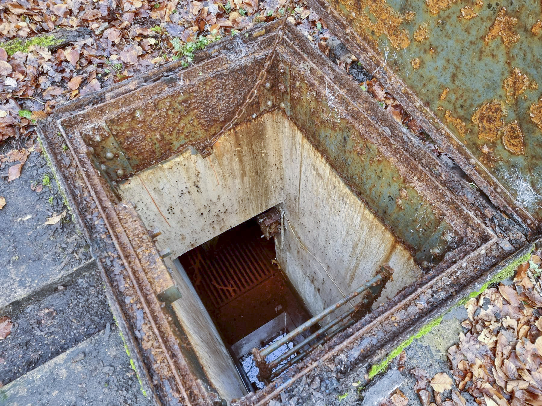 Ligne Maginot - 82M - (Chambre de coupure) - Le puits de la chambre de coupure, inondé. - DK_Antoine4