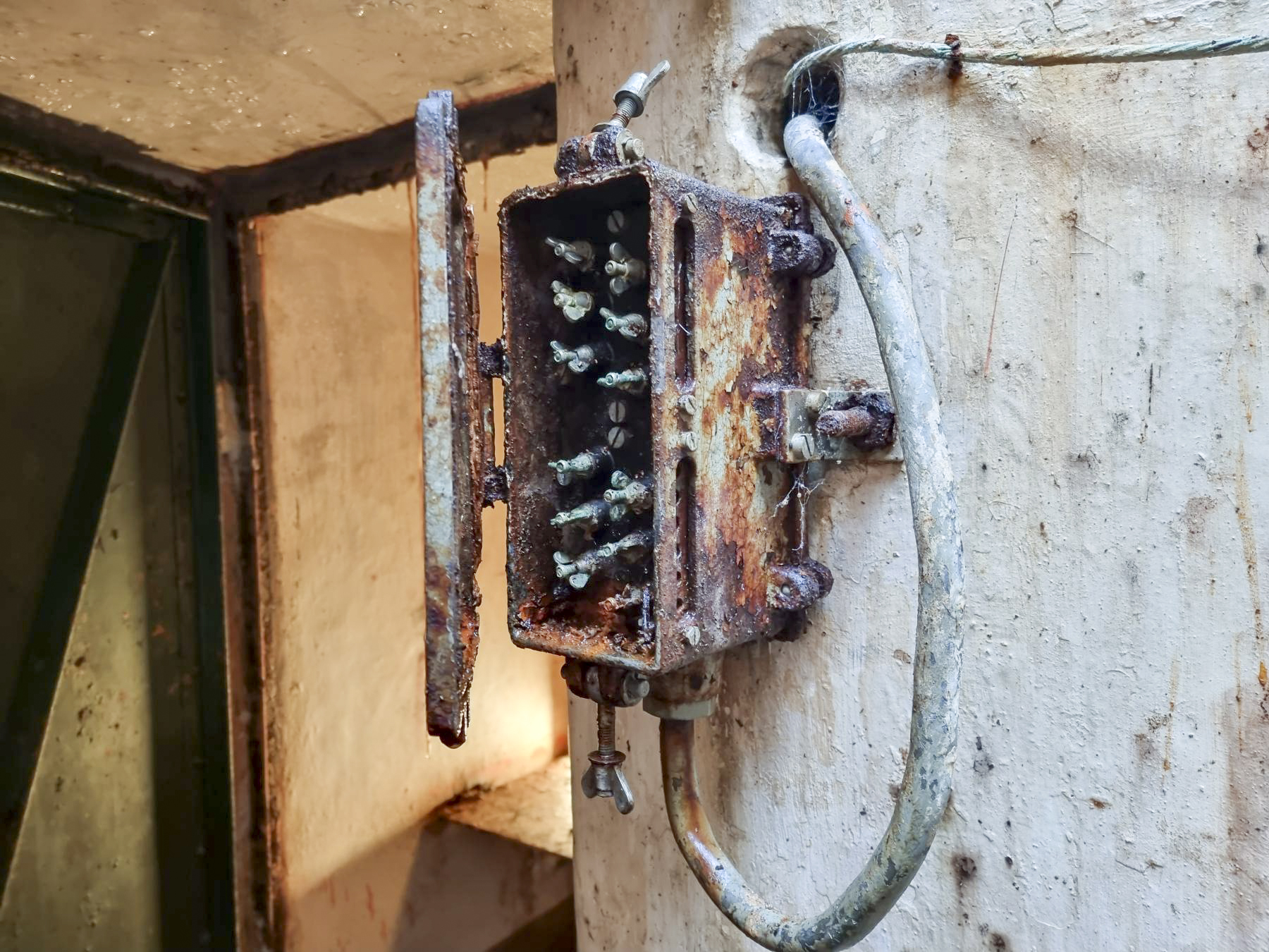 Ligne Maginot - 82M - (Chambre de coupure) - Boîtier de connexion pour les troupes de campagne, situé à l'extérieur du local pour que les troupes puissent s'y brancher sans avoir à y entrer.  - DK_Antoine4