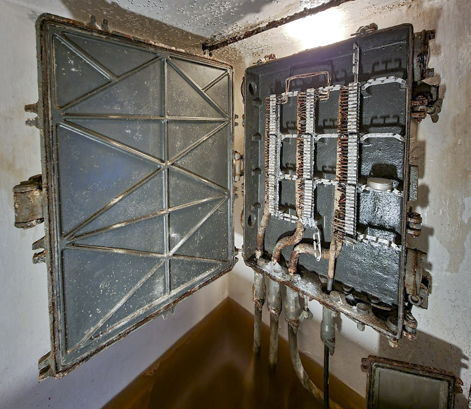Ligne Maginot - 82M - (Chambre de coupure) - Le gros boîtier répartiteur LST ouvert : les réglettes sont d'origine, les connexions non modernisées.  - DK_Antoine4
