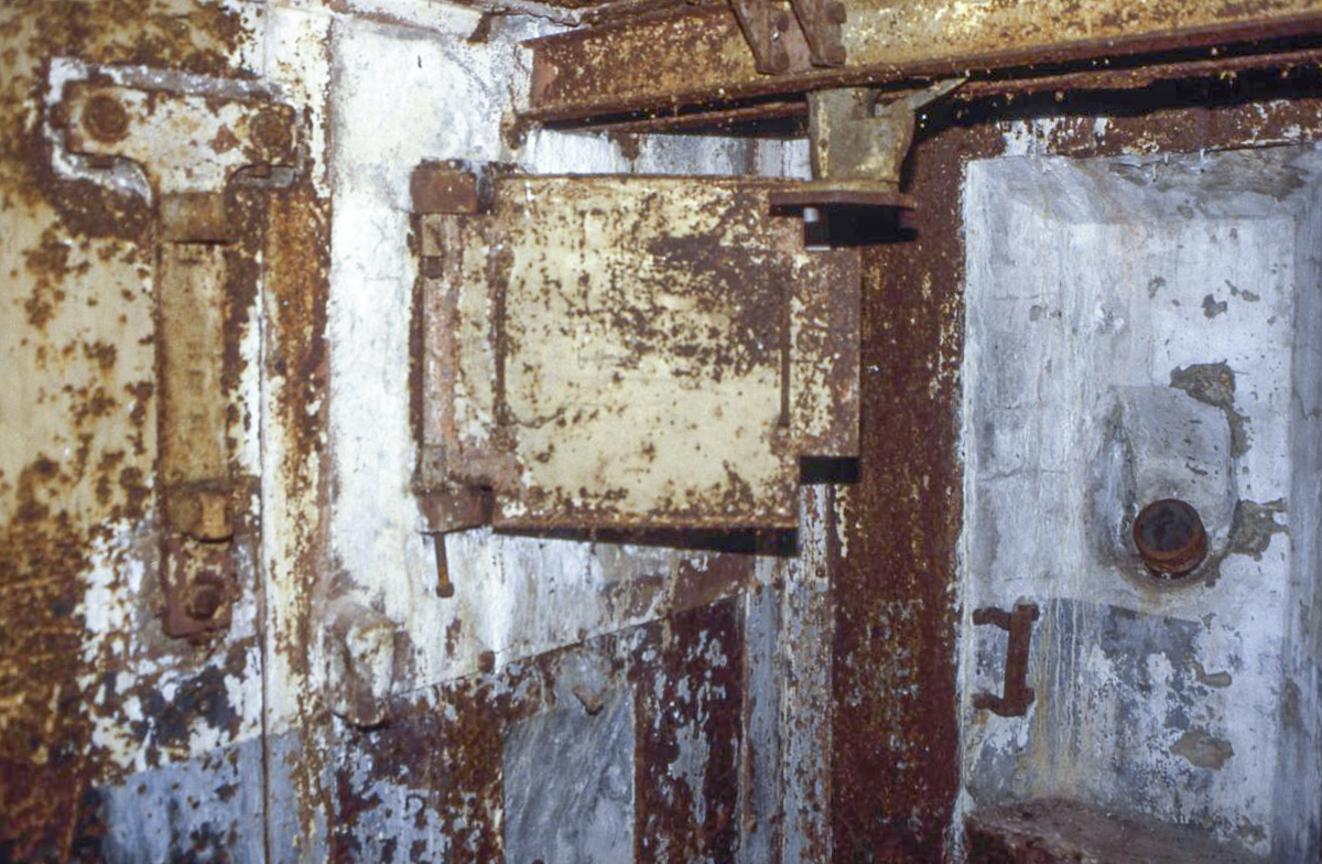 Ligne Maginot - BOIS DE KOENIGSMACKER  - C52 - (Casemate d'infanterie - Simple) - L'étage supérieur
Le chariot du canon de 37 encore en place - Valentin Hemmert