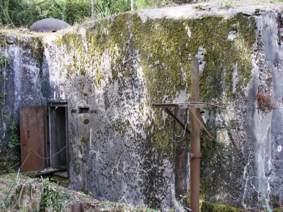 Ligne Maginot - HUMMERSBERG SUD - C54 - (Casemate d'infanterie) - Noter le support du projecteur provisoire en tôle. - Schnoupf