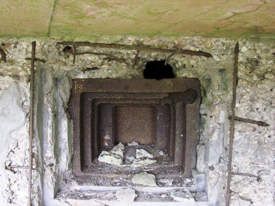 Ligne Maginot - HUMMERSBERG SUD - C54 - (Casemate d'infanterie) - Impacts sur un des créneaux. - Schnoupf