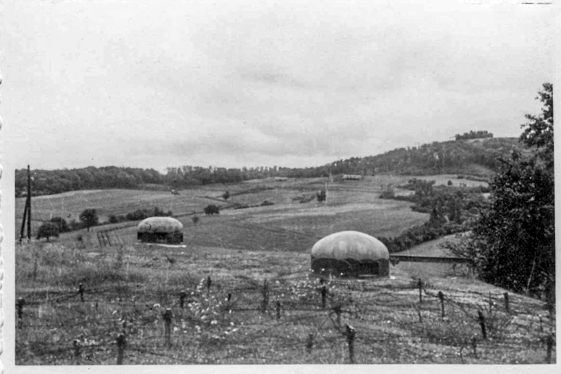 Ligne Maginot - HUMMERSBERG SUD - C54 - (Casemate d'infanterie) - Vue identique à la photo n° 7 actuelle !
Au 1er plan, la fausse cloche.
Au loin, on distingue les blocs Ouest de l'ouvrage du Hackenberg. - Inconnu