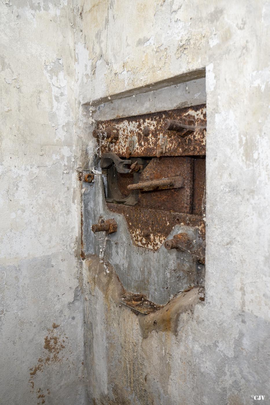 Ligne Maginot - VECKRING NORD - C55 - (Casemate d'infanterie - Simple) - Créneau de défense de l'entrée - Lia VERMEULEN