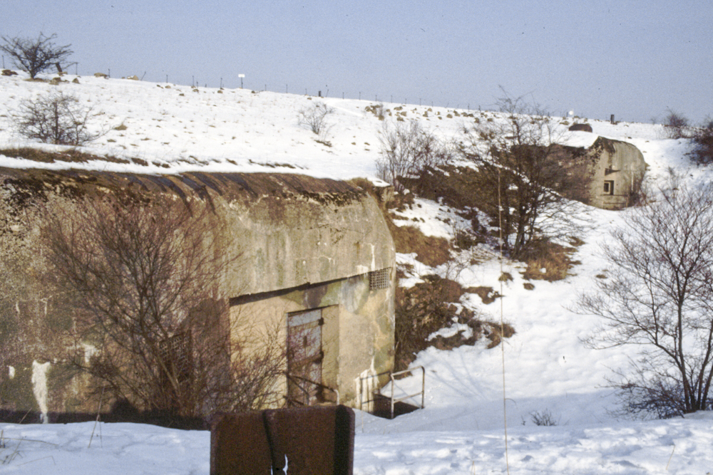 Ligne Maginot - PETERSBERG - X4 - (Abri actif) - Vue des deux blocs entrée.
Le bloc au premier plan est armé d'une cloche JM. - Michel Teiten