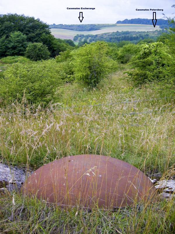 Ligne Maginot - PETERSBERG - X4 - (Abri actif) - La cloche JM fait face, de l'autre côté de la vallée aux casemates d'Escherange et du Petersberg - Michel Teiten