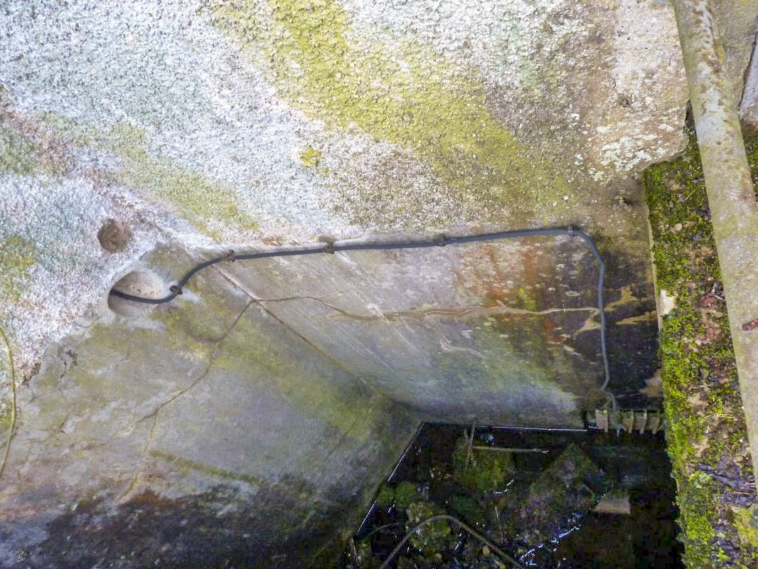 Ligne Maginot - PETERSBERG - X4 - (Abri actif) - Fossé diamant au pied de la façade du bloc bas du abri du Petersberg - Aditus