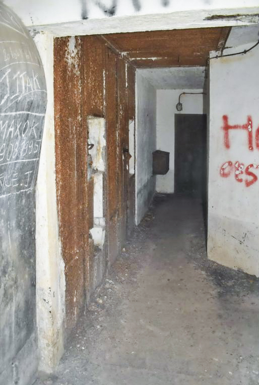 Ligne Maginot - BOIS DE KLANG - X24 (QUARTIER KLANG - III/164° RIF) - (Abri) - Entrée gauche
Couloir et poste de défense de la façade - Daniel Froehly