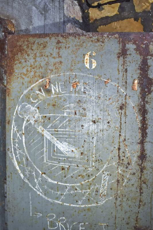 Ligne Maginot - BOIS DE KLANG - X24 (QUARTIER KLANG - III/164° RIF) - (Abri) - Dessin (actuel) sur une porte  - Daniel Froehly