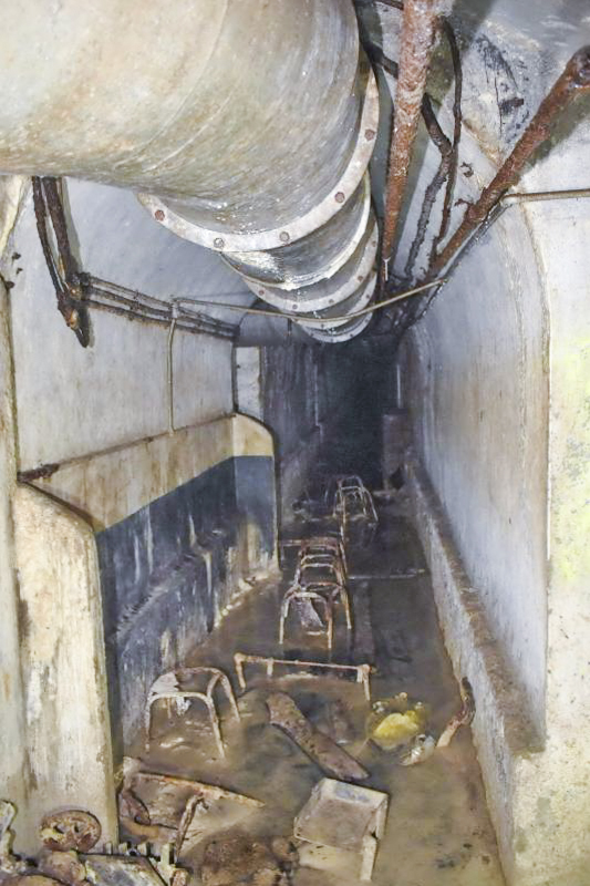 Ligne Maginot - BOIS DE KLANG - X24 (QUARTIER KLANG - III/164° RIF) - (Abri) - Couloir reliant les escaliers nord et sud avec un urinoir au bas de l'escalier nord - Daniel Froehly