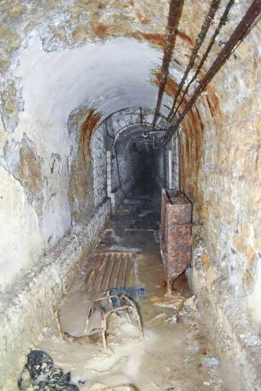 Ligne Maginot - BOIS DE KLANG - X24 (QUARTIER KLANG - III/164° RIF) - (Abri) -  Couloir reliant les escaliers nord et sud. A gauche les chambre de troupe à droite, les service (cuisine, usine etc.) - Daniel Froehly