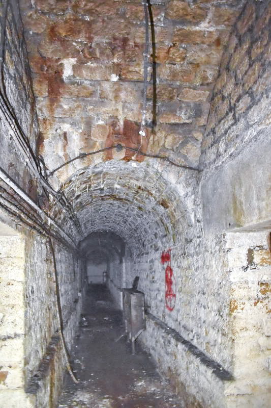 Ligne Maginot - BOIS DE KLANG - X24 (QUARTIER KLANG - III/164° RIF) - (Abri) - Couloir central avec les chambres de troupe de chaque coté - Daniel Froehly