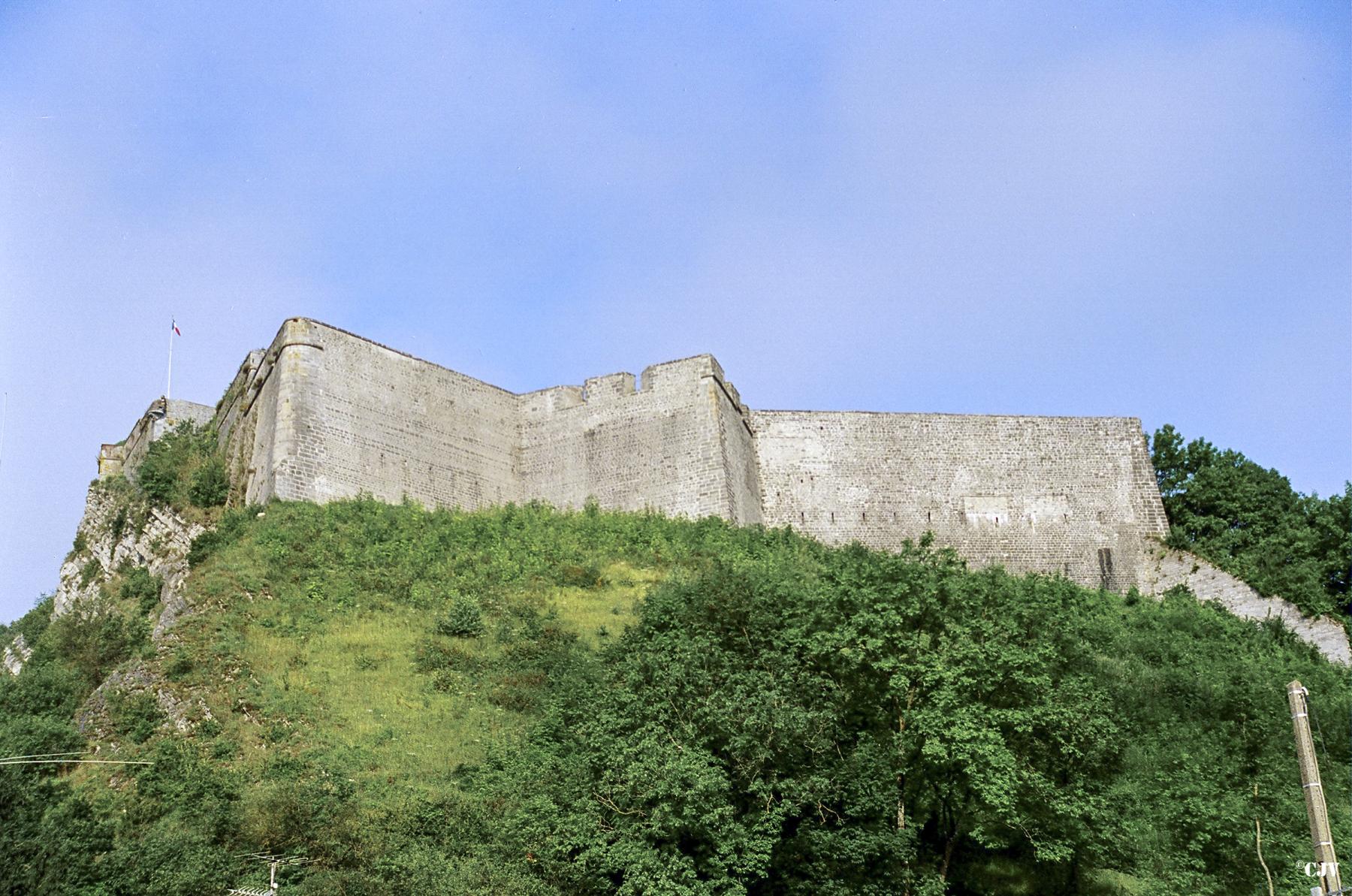 Ligne Maginot - BB7-A - CHARLEMONT - (Blockhaus pour canon) - Les créneaux sont murées
2000  - Lia VERMEULEN