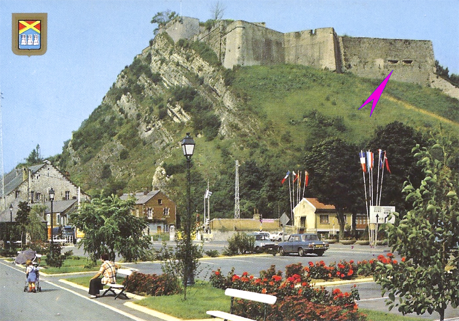 Ligne Maginot - BB7-A - CHARLEMONT - (Blockhaus pour canon) - Vue extérieure des créneaux Est.
Carte postale des années 1960/1970 montrant les créneaux de la casemate Est avant qu'ils ne soient rebouchés.