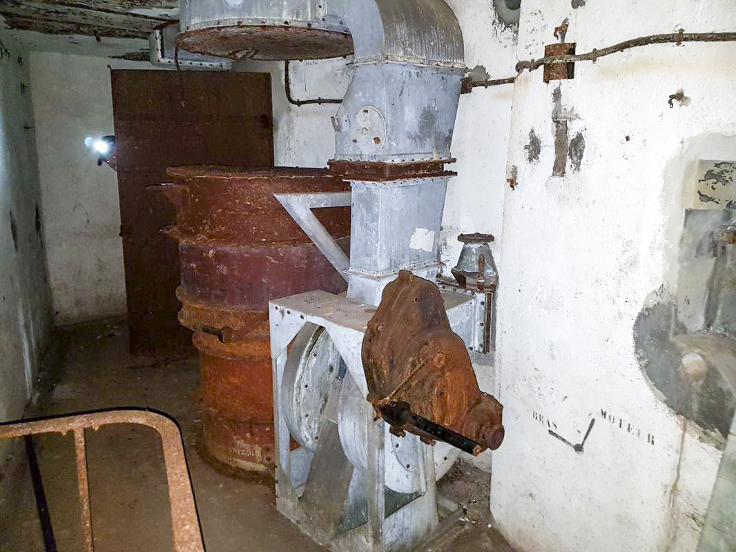 Ligne Maginot - HUBERBUSCH NORD  - C58 - (Casemate d'infanterie) - Ventilateur et filtre - Ellena-Cuny