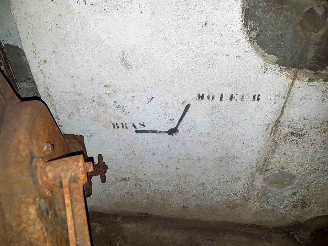 Ligne Maginot - HUBERBUSCH NORD  - C58 - (Casemate d'infanterie) - Consigne de positionnement 'bras' et 'moteur' de la manivelle - Ellena-Cuny