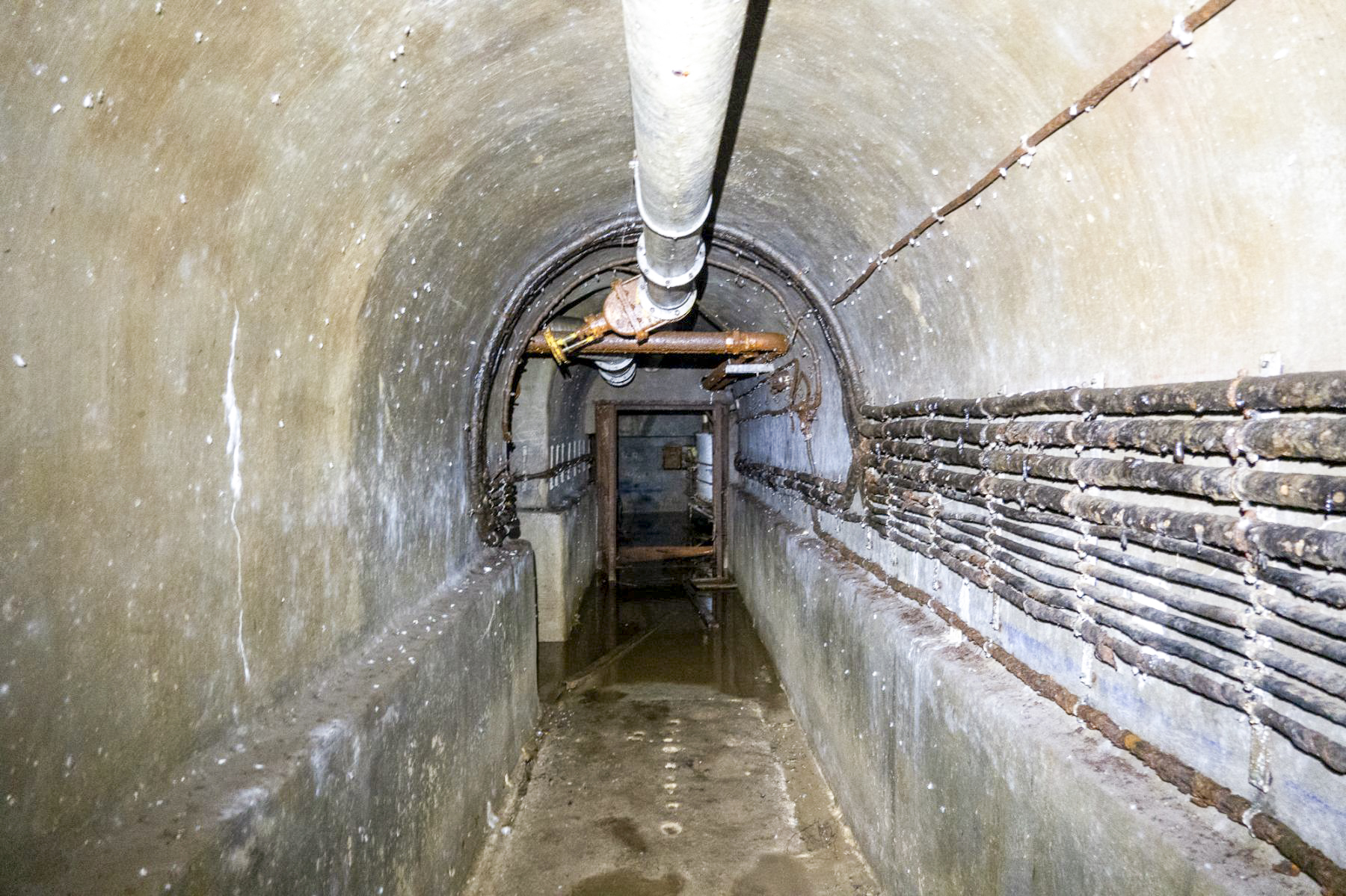 Ligne Maginot - CHENES BRULES - X23 - (Abri) - Galerie dans l'axe de la cage d'escalier du coffre Nord (visible au fond) - Michel Teiten