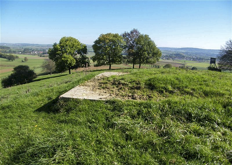 Ligne Maginot - O46 - SONNENBERG - (Observatoire d'artillerie) - L'observatoire avec le blockhaus Sonnenberg 2 au 2nd plan - Jean-Louis AUBLET & Sylvie MAINGUIN