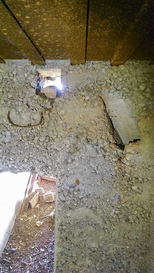 Ligne Maginot - STERNBUSCH - (Blockhaus de type indeterminé) - Vue sur l'orifice en oblique permettant de lancer des grenades dans le fosse. Le trou en haut servait d'évacuation pour le poêle  - Gilbert Hastert