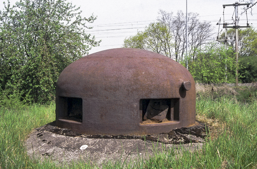 Ligne Maginot - HESTROFF - X29 - (Abri) - L'une des deux cloches GFM de l'abri.
On aperçoit à l'arrière plan les caténaires de la ligne de chemin de fer - Michel Teiten