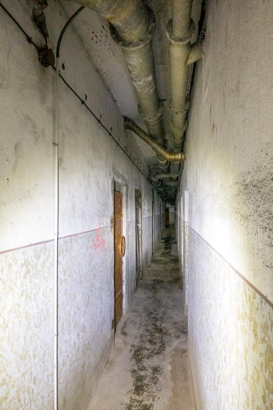Ligne Maginot - HESTROFF - X29 - (Abri) - Couloir de l'abri.
On voit sur la gauche la porte étanche donnant sur le couloir d'entrée - Michel Teiten