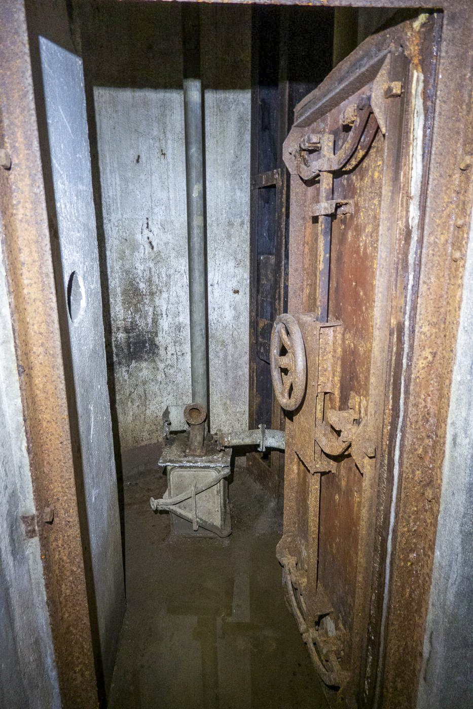 Ligne Maginot - HESTROFF - X29 - (Abri) - Porte étanche de la cloche GFM - Michel Teiten