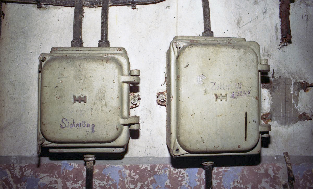 Ligne Maginot - LANGHEP NORD - C63 - (Casemate d'infanterie - Simple) - Inscriptions allemandes sur coffrets électriques  - Valentin Hemmert